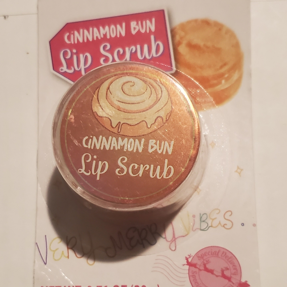 Cinnamon Bun Lip Scrub - Gold